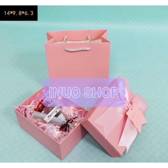 Caja con bolsa para regalo con lazo rosa
